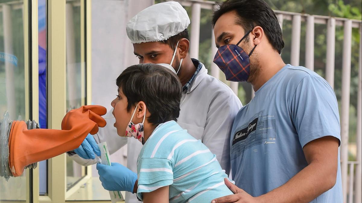 कोरोना टेस्ट कराते हुए लोग (फाइल फोटो-PTI)