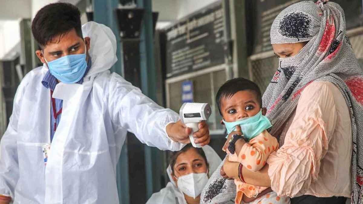 दिल्ली में कोरोना के 5 हजार से ज्यादा नए मामले (फोटो- PTI)