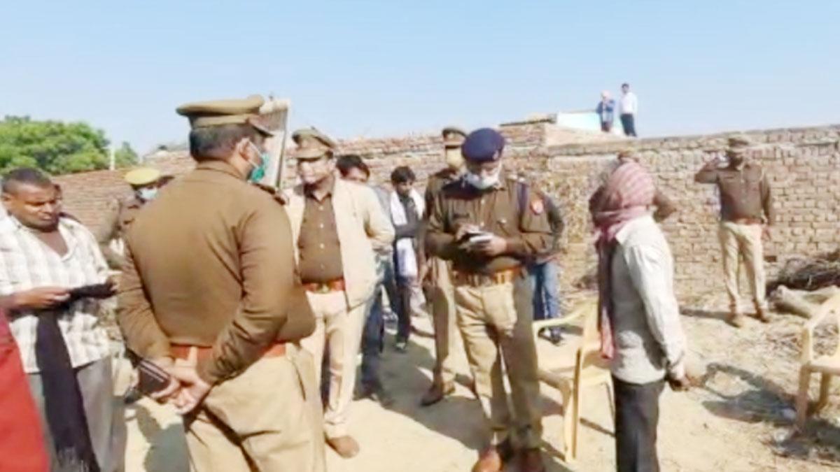 लड़की का शव मिलने से हड़कंप (फोटो आजतक)