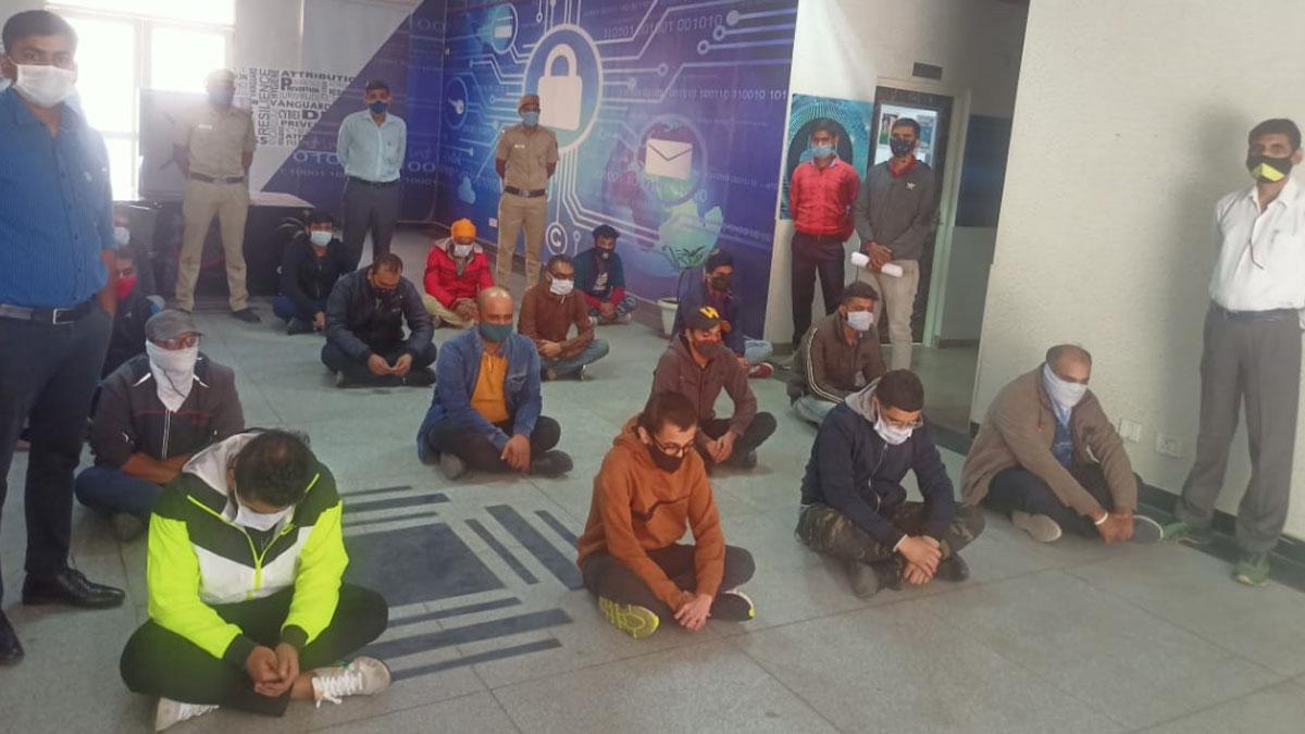 फेक कॉल सेंटर के जरिए ठगी करने वाले गिरोह का भंडाफोड़ (फोटो-हिमांशु)