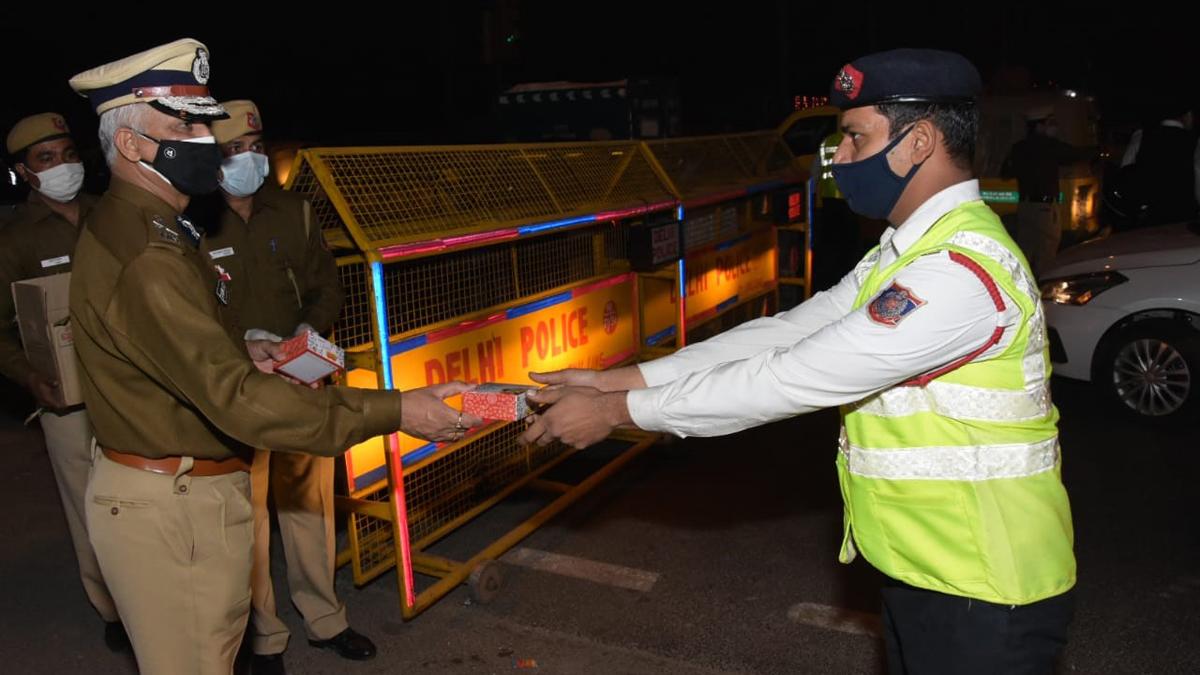 ड्यूटी पॉइंट पर तैनात पुलिसकर्मियों से मिले कमिश्नर और बांटी मिठाई