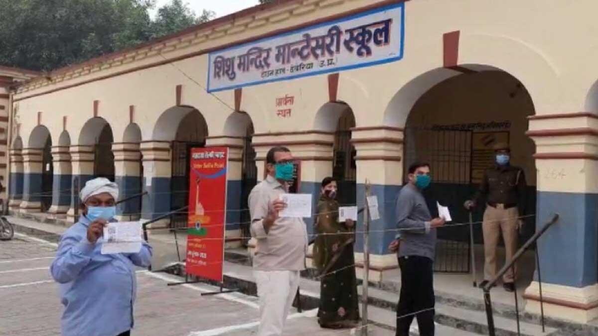 देवरिया में मतदान के लिए कतार में खड़े मतदाता देवरिया में मतदान के लिए कतार में खड़े मतदाता