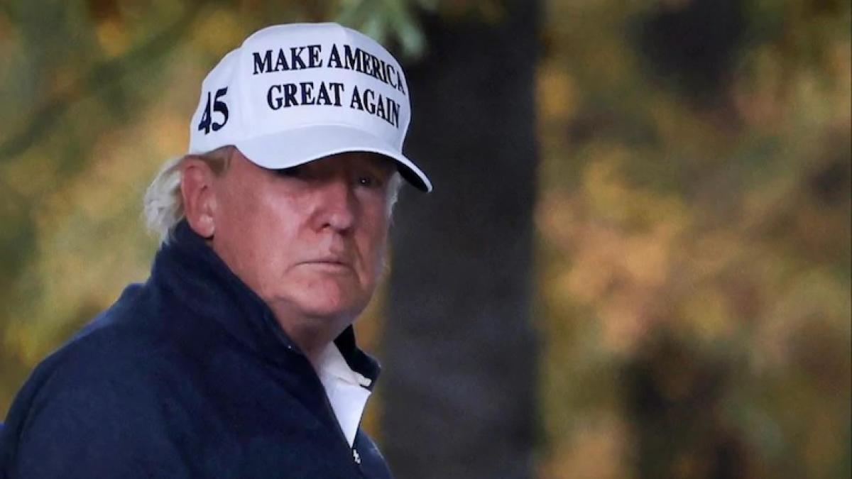 नतीजों के बाद इस अंदाज में दिखे ट्रंप (रॉयटर्स)