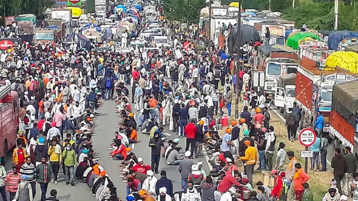 प्रदर्शन के दौरान किसान.(फाइल फोटो PTI)