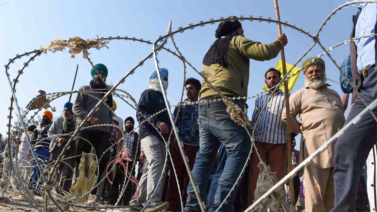 दिल्ली-हरियाणा बॉर्डर पर आंदोलित किसान (फोटो-PTI)