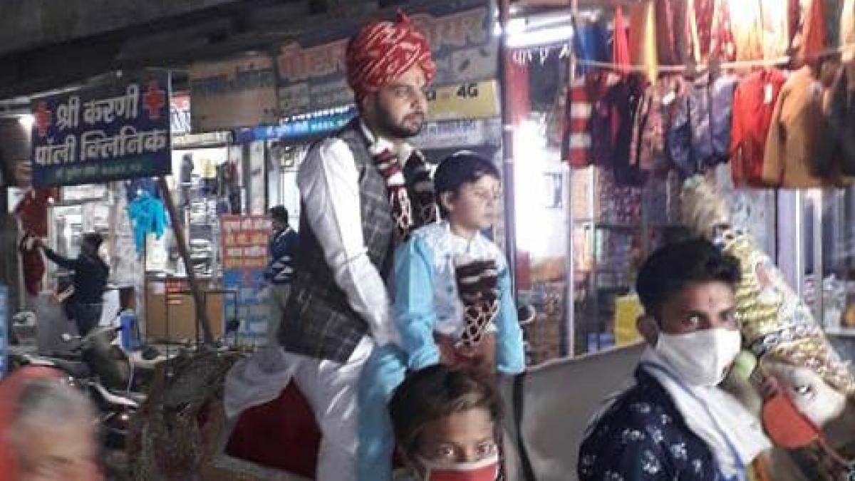 मास्क न पहनने पर दुल्हे का चालान (फोटो- आजतक)
