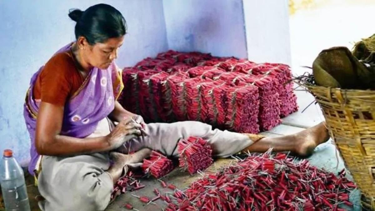 पटाखा उद्योग का देश का सबसे बड़ा केंद्र है शिवकाशी (फाइल फोटो: PTI)  