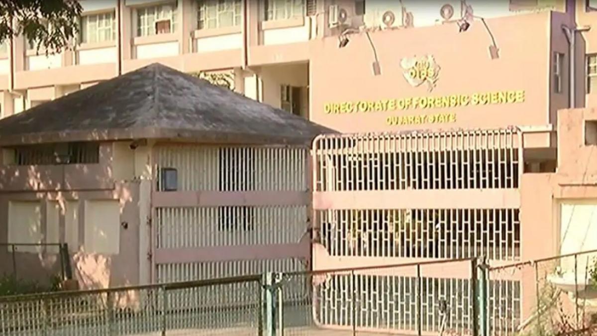 CBI टीम सोमवार को चारों आरोपियों को लेकर लैब पहुंच गई थी