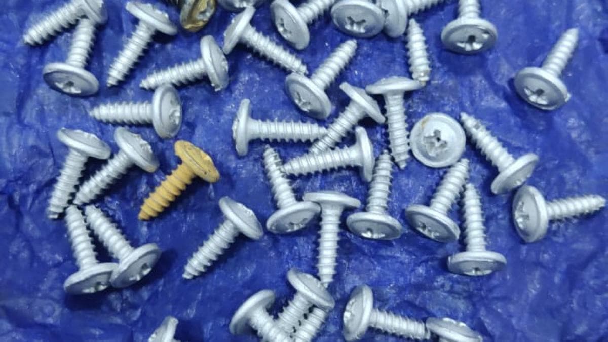 लखनऊ: ब्रीफकेस में स्क्रू की तरह लगाया था सोना, तस्करी की ये चालाकी भी हो गई फेल - gold smuggling from dubai lucknow airport crime news - AajTak