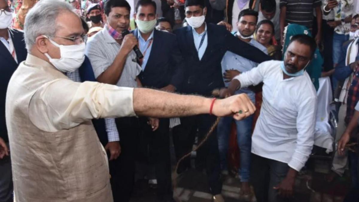 छत्तीसगढ़ सीएम ने निभाई कोड़े खाने की परंपरा