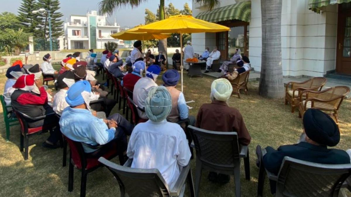 जम्मू में गुपकार से जुड़े नेताओं की बातचीत (फोटो- ट्विटर)