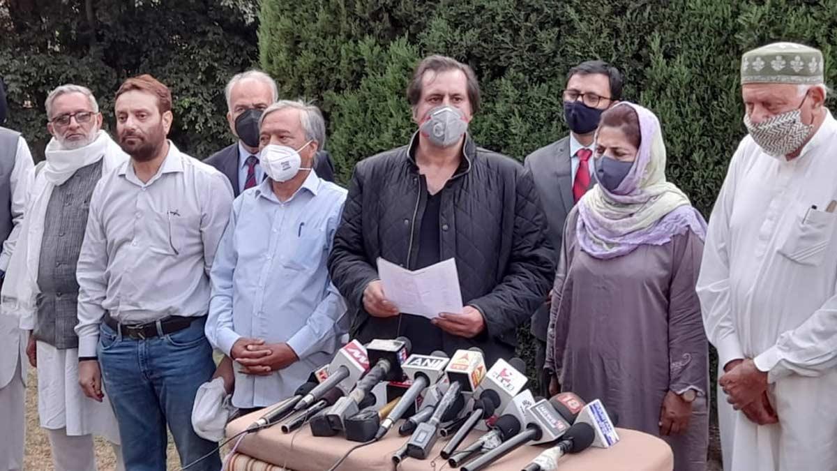 बैठक के बाद मिलकर चुनाव लड़ने का ऐलान करते गुपकार गठबंधन के नेता (फोटो-पीटीआई)