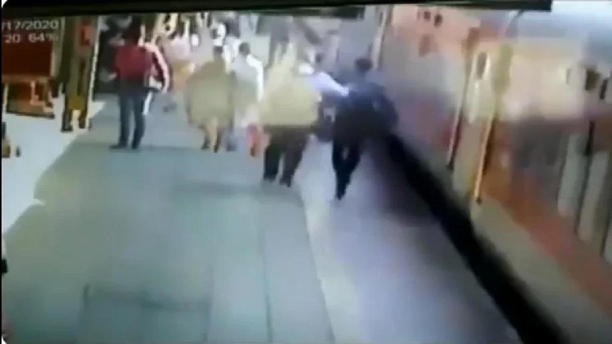 RPF कांस्टेबल ने बचाई महिला की जान (ANI)