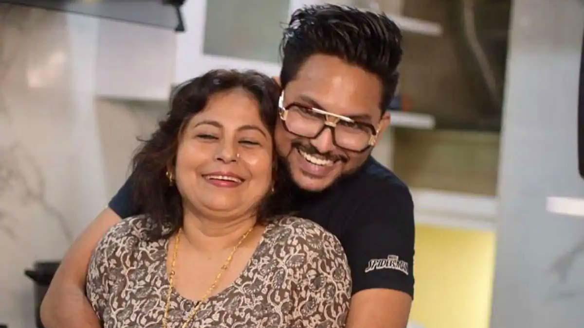 जान सानू अपनी मां के साथ