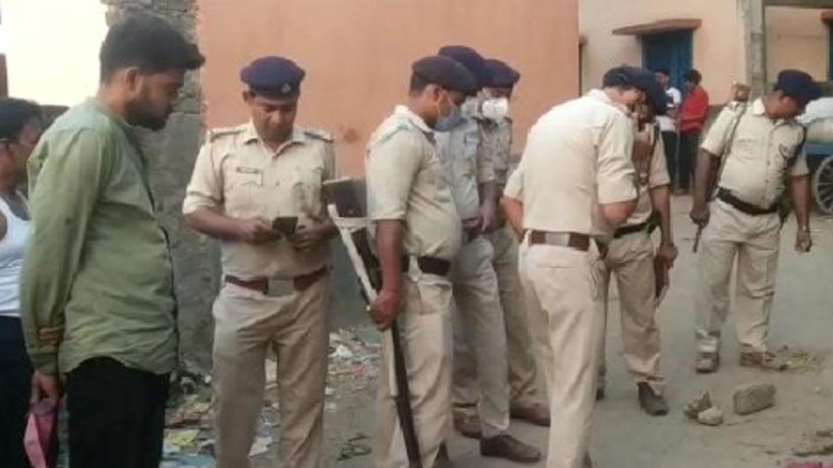 हत्या की जांच में जुटी पुलिस (फोटो आजतक)