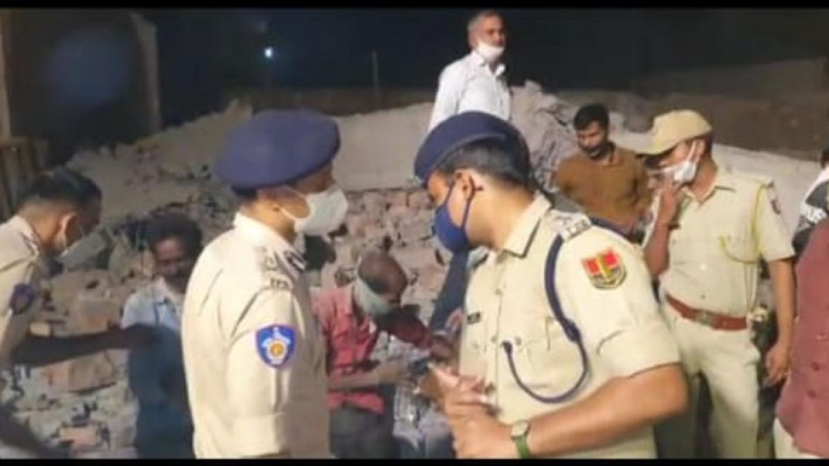 मौके पर दबे हुए लोगों को निकालने का काम जारी है