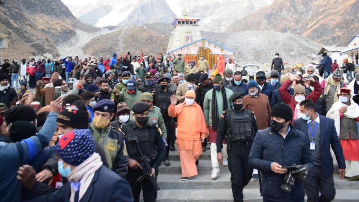 केदारनाथ में सीएम योगी आदित्यनाथ और त्रिवेंद्र सिंह रावत (फाइल फोटो-PTI)
