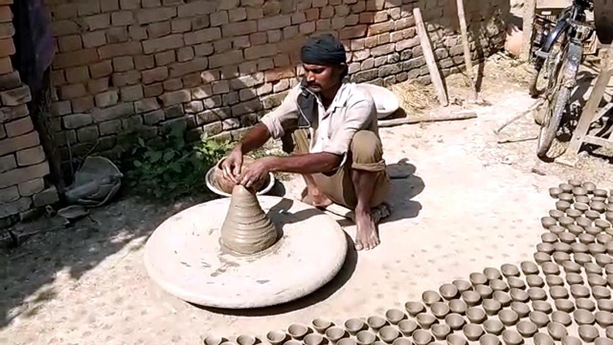 कोरोना ने बिगाड़ा था व्यवसाय, अब दिवाली से कुम्हारों को उम्मीद.