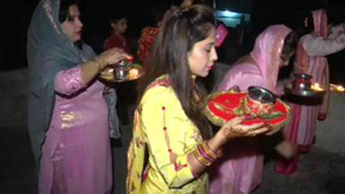 दिल्ली में प्रदूषण के कारण देर से दिखा चांद 