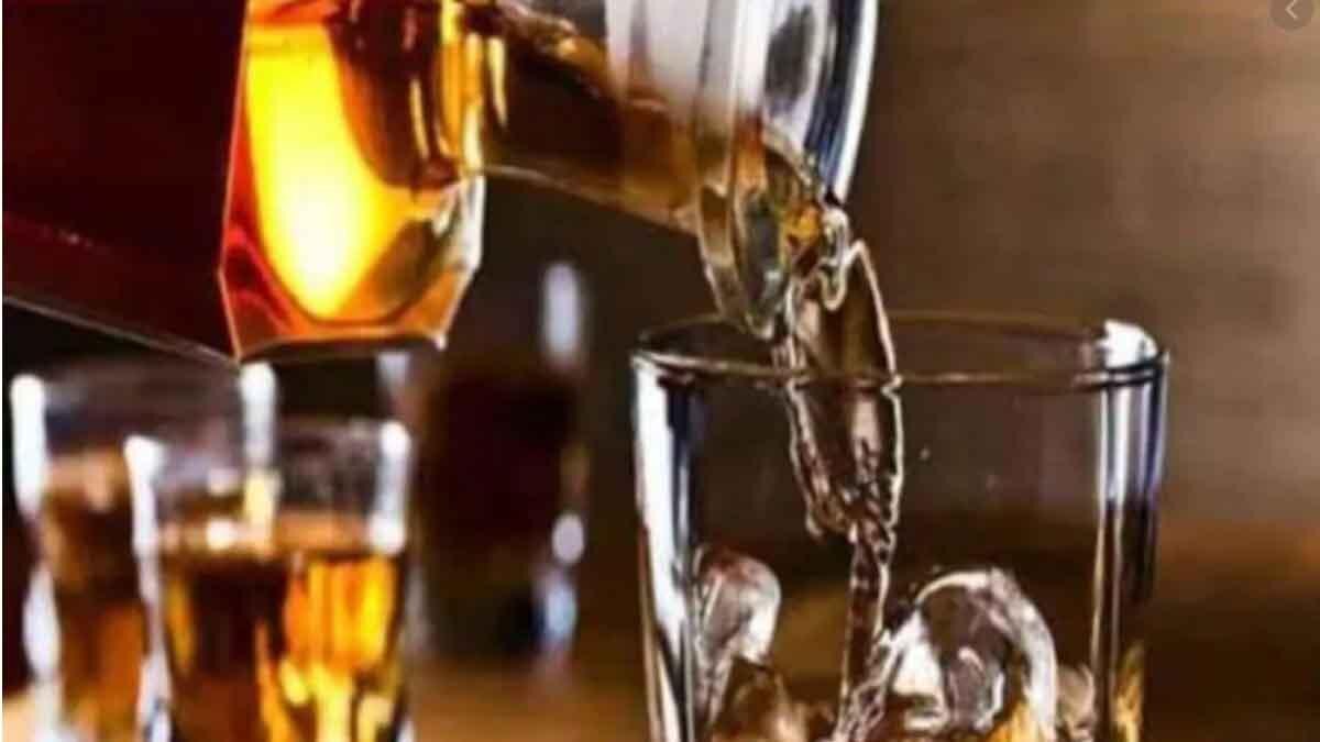 प्रयागराज में देसी शराब पीने से 5 लोगों की मौत (फाइल फोटो)