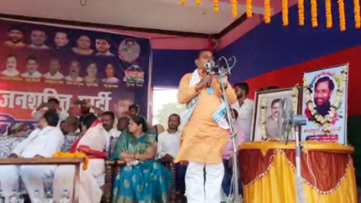 भगवान सिंह कुशवाहा ने चुनावी मंच से नीतीश कुमार को अपशब्द कहे (फोटो आजतक)