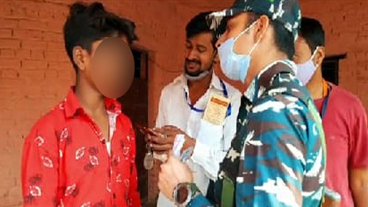 मोतिहारी में नाबालिग लड़का वोट डालने पहुंचा (फोटो आजतक) 