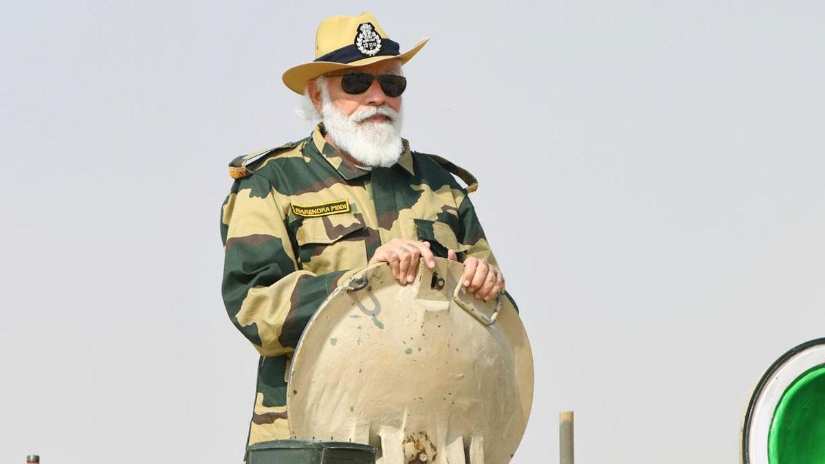 जैसलमेर में टैंक पर सवार पीएम मोदी जैसलमेर में टैंक पर सवार पीएम मोदी
