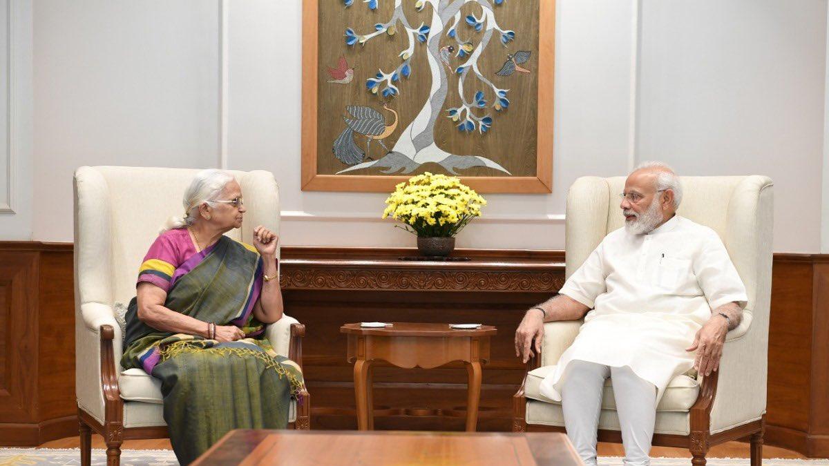 साहित्य व संस्कृति को समर्पित मृदुला सिन्हा प्रधानमंत्री नरेंद्र मोदी के साथ