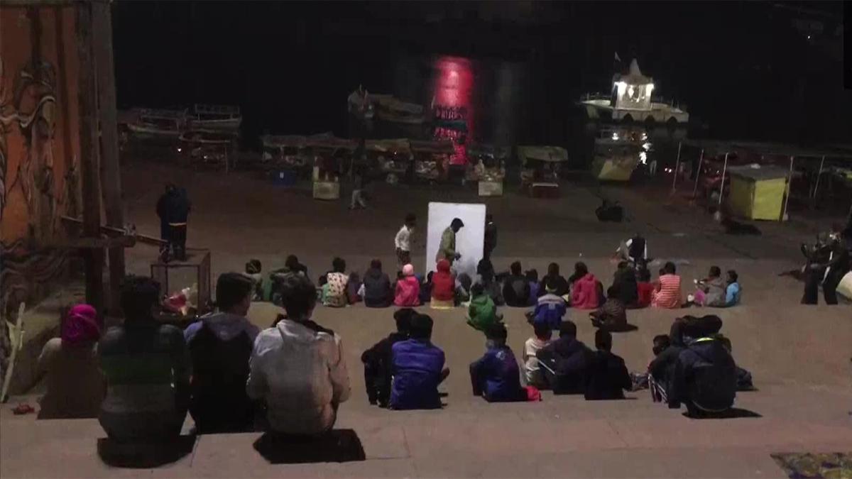ग्वारीघाट पर पढ़ाई करते बच्चे (फोटो-ANI)