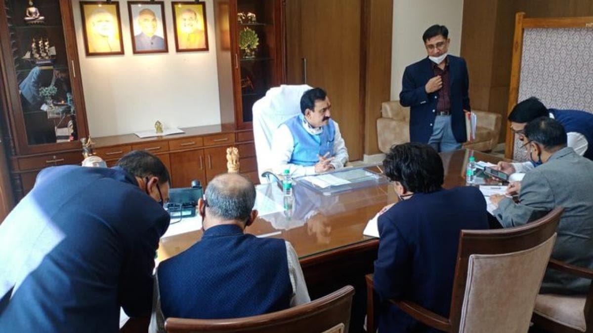 अधिकारियों के साथ बैठक करते नरोत्तम मिश्रा (फाइल फोटो)