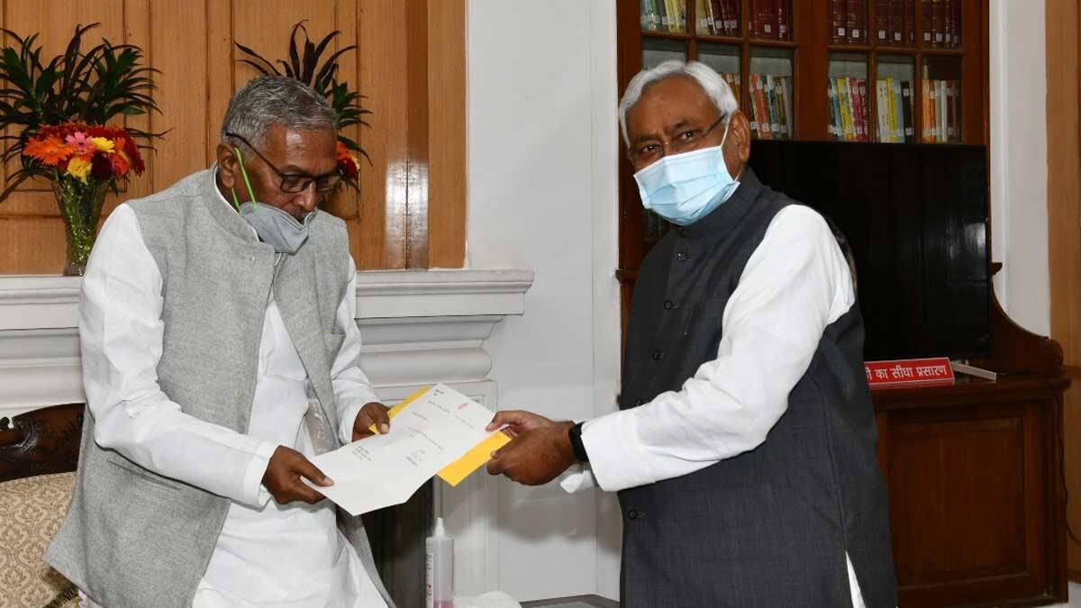 नीतीश ने CM पद से दिया इस्तीफा, दो दिन बाद हो सकता है नए मुख्यमंत्री के नाम  का ऐलान - Nitish kumar meets Governor Phagu Chauhan tenders resignation  recommends dissolution of assembly -