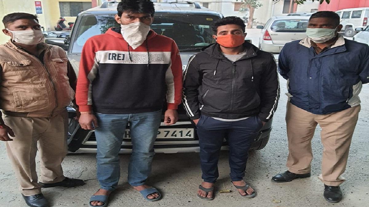 नोएडा पुलिस के साथ गिरफ्तार हुए दोनों आरोपी 