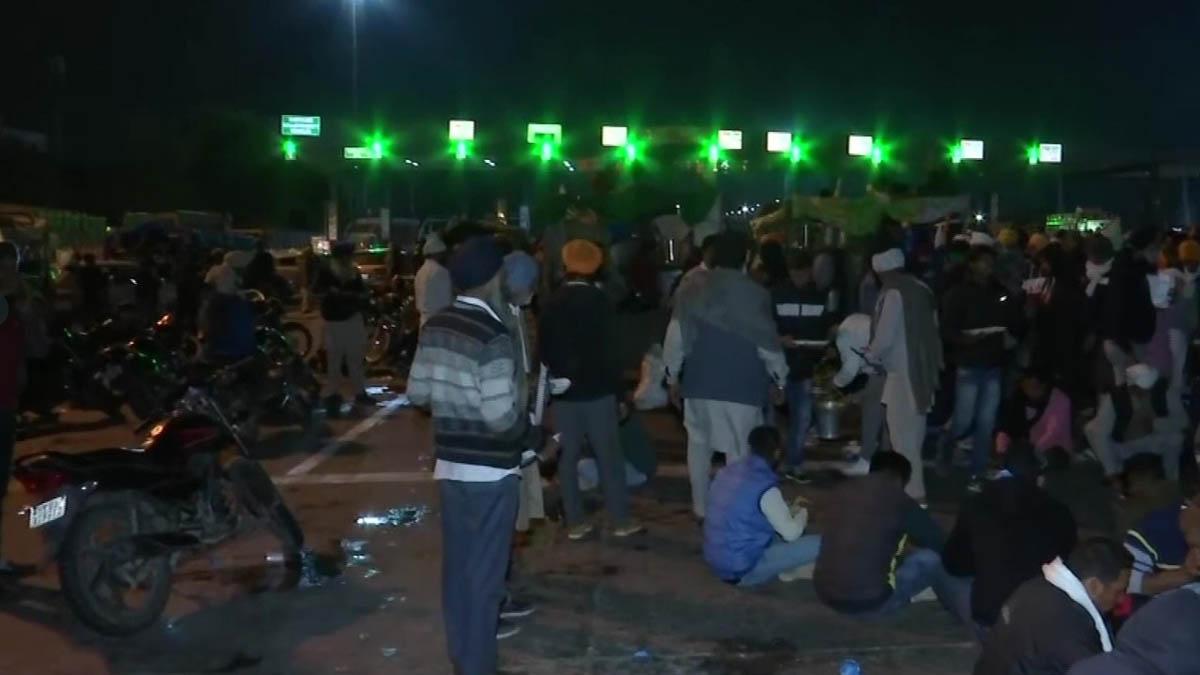 किसानों ने पानीपत टोल प्लाजा पर डाला डेरा (फोटो: ANI)