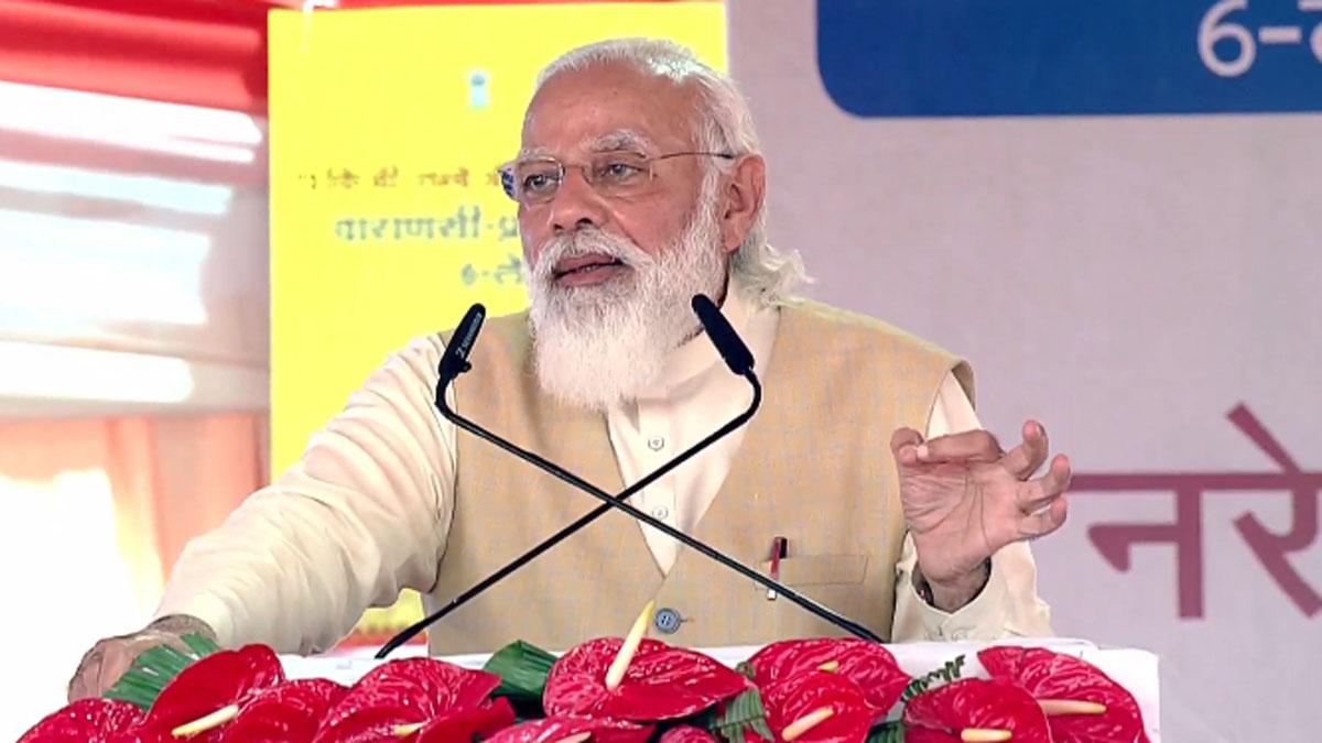 प्रधानमंत्री नरेंद्र मोदी सोमवार को वाराणसी में जनसभा को संबोधित किया