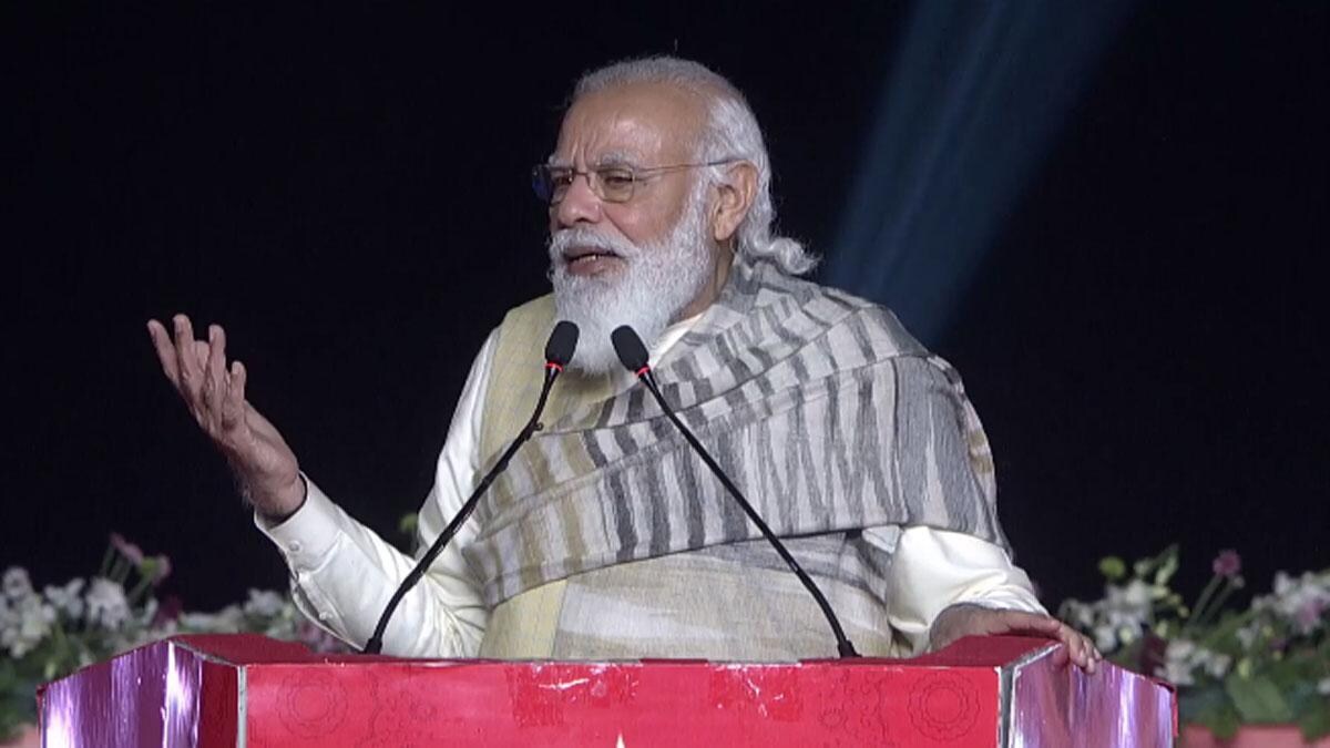 प्रधानमंत्री नरेंद्र मोदी देव दीपावली के कार्यक्रम में हुए शामिल