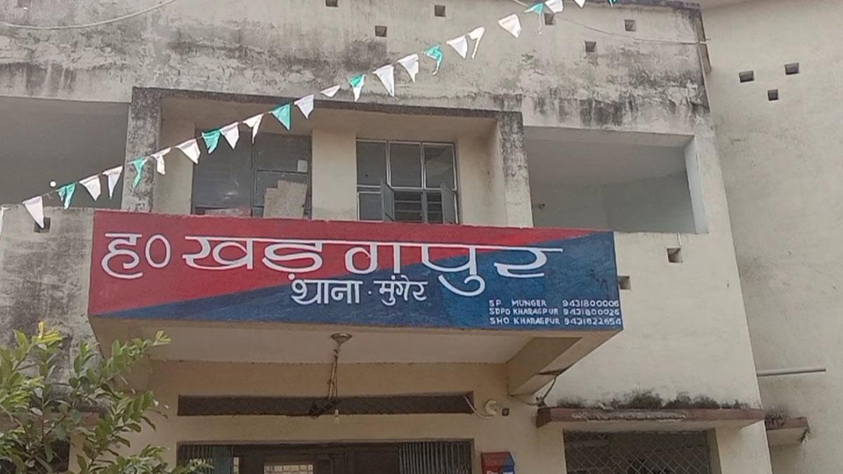 मुंगेर में सड़क किनारे झाड़ी में एक युवक का शव मिला (फोटो आजतक)