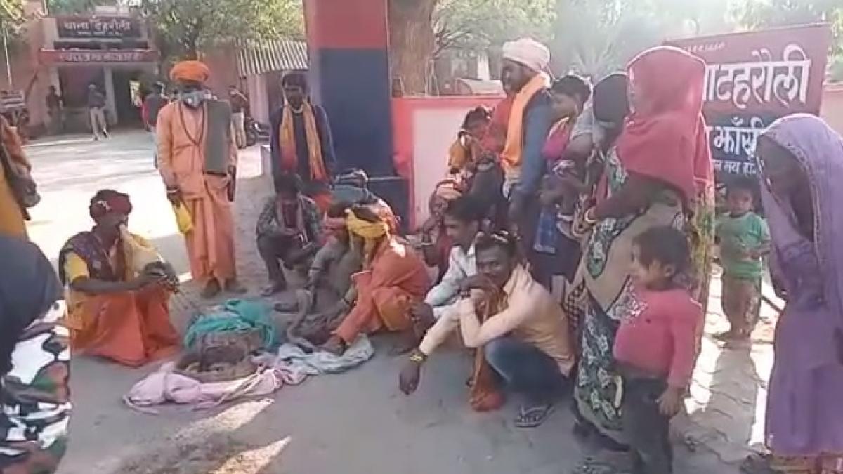 थाने में सांपों को नाचता देख जुटी भीड़.