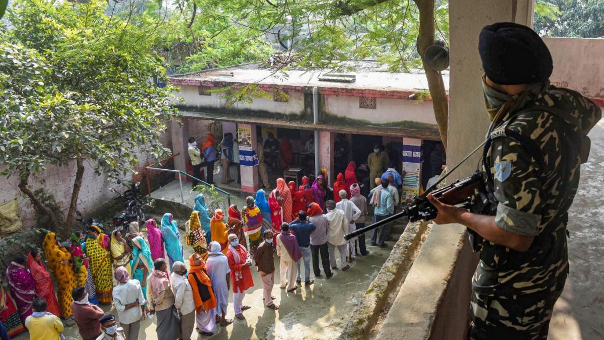 राजस्थान में जारी है वोटिंग (फाइल फोटो- पीटीआई)