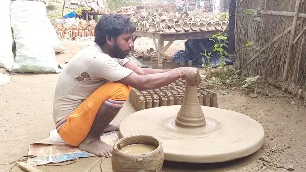 कुम्हार दो वक्त की रोटी को मोहताज (फोटो आजतक)