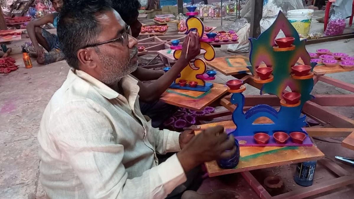 शरनप्पा परिवार ने मिट्टी के खूबसूरत चीजें बनाकर किस्मत को बदल डाली (फोटो-पंकज)