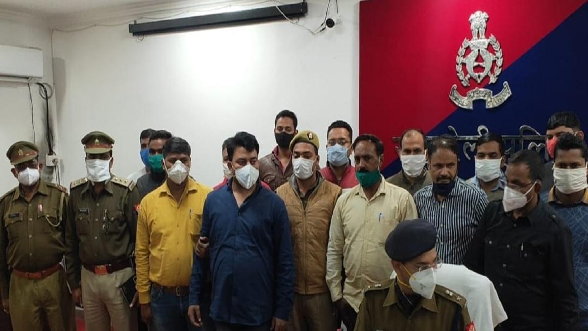 नीली शर्ट में प्रशांत सिंह