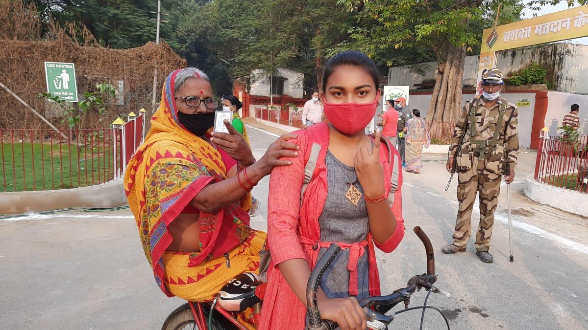 पटना के राजभवन बूथ पर किया मतदान.