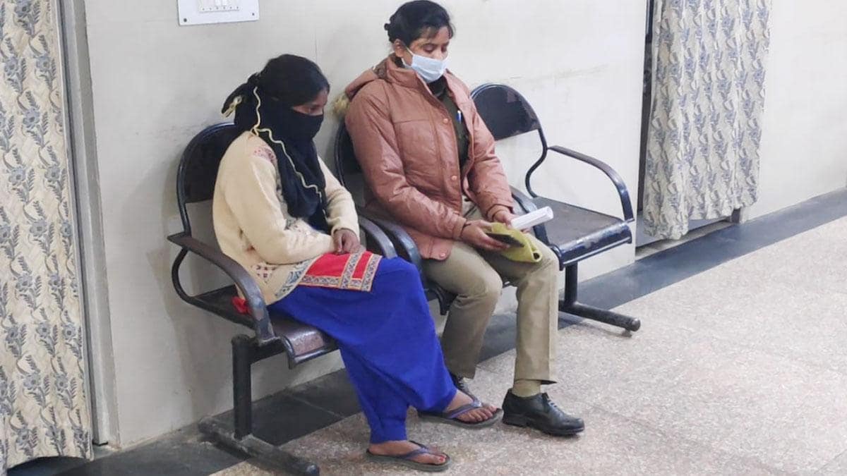 17 साल की लड़की के साथ रेप (फोटो आजतक)