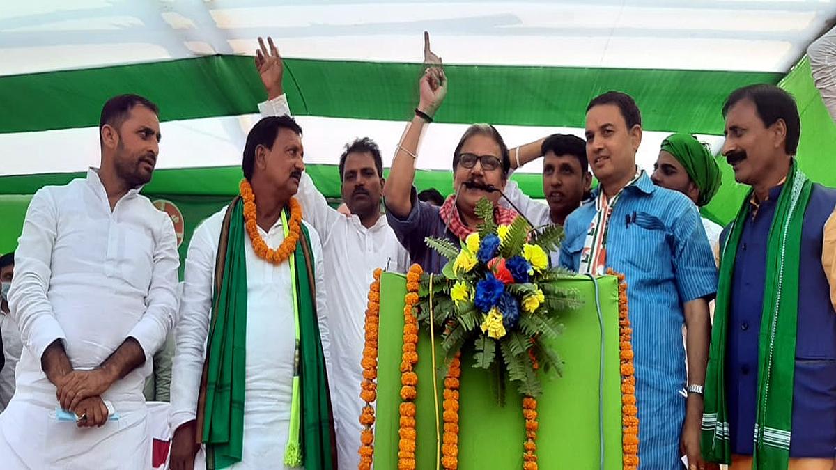 रक्सौल में जनसभा में बोलते मनोज झा.