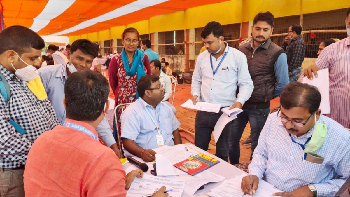 नावी ड्यूटी के चक्कर में खुद की सुरक्षा भूले अधिकारी (फोटो आजतक)