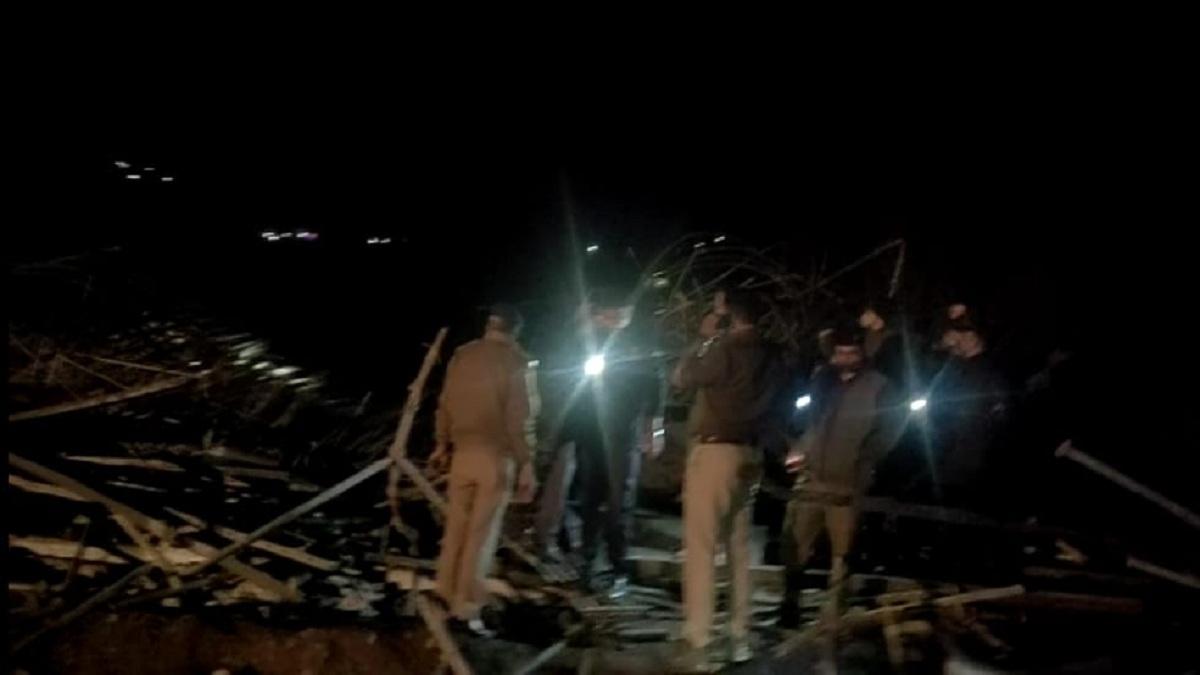 ऋषिकेश में एक निर्माणाधीन पुल गिर गया.