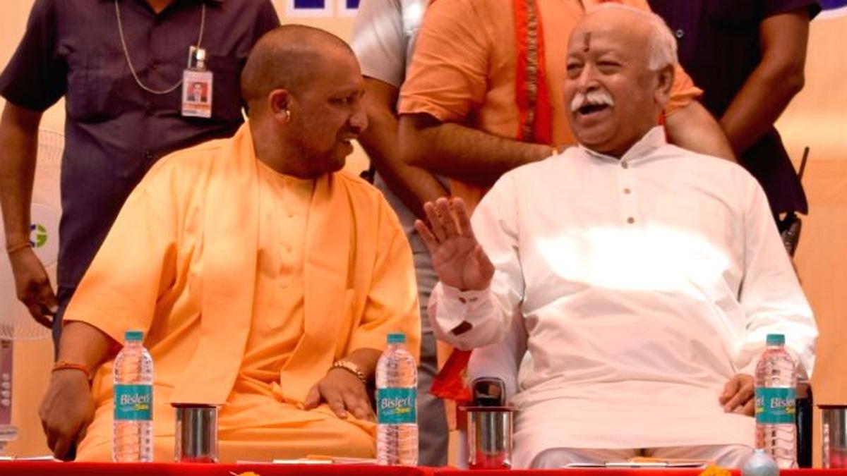 यूपी सीएम योगी आदित्यनाथ और संघ प्रमुख मोहन भागवत (फाइल फोटो)