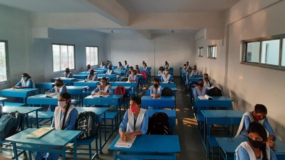 Students in Pune School (Image Credit: ANI)