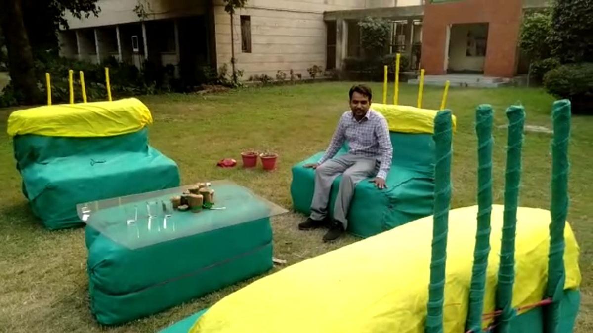 पराली से बना सोफा और टेबल.