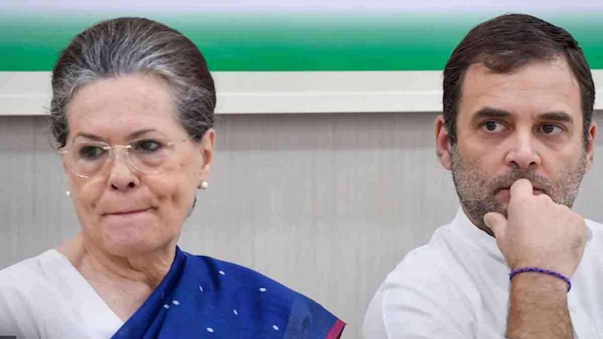 कांग्रेस अध्यक्ष सोनिया गांधी और पूर्व अध्यक्ष राहुल गांधी (फाइल फोटो)